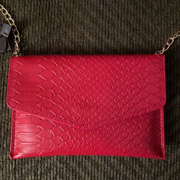 Red leather faux snakeskin clutch with goldchain - Picture 2 of 5
